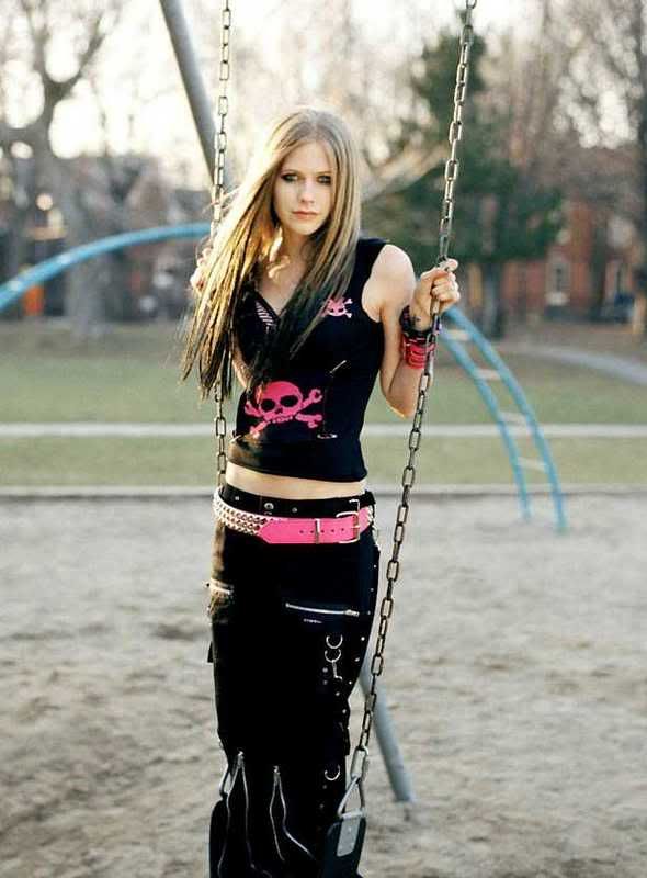 Name- Avril Lavigne Age- in this she is 18 k weight- well idk 120 k