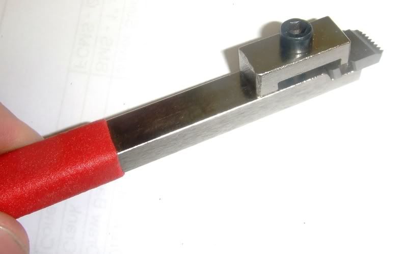 Thread chasing tools